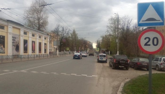 Водитель на автомобиле Volkswagen сбил молодую девушку прямо на «пешеходнике»