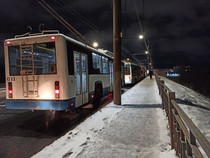 «Машины и троллейбусы рассыпаны по мосту»: в Кирове произошло массовое ДТП