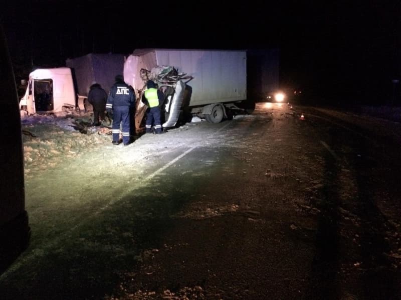 Под Кировом столкнулись два большегруза. Водители в больнице