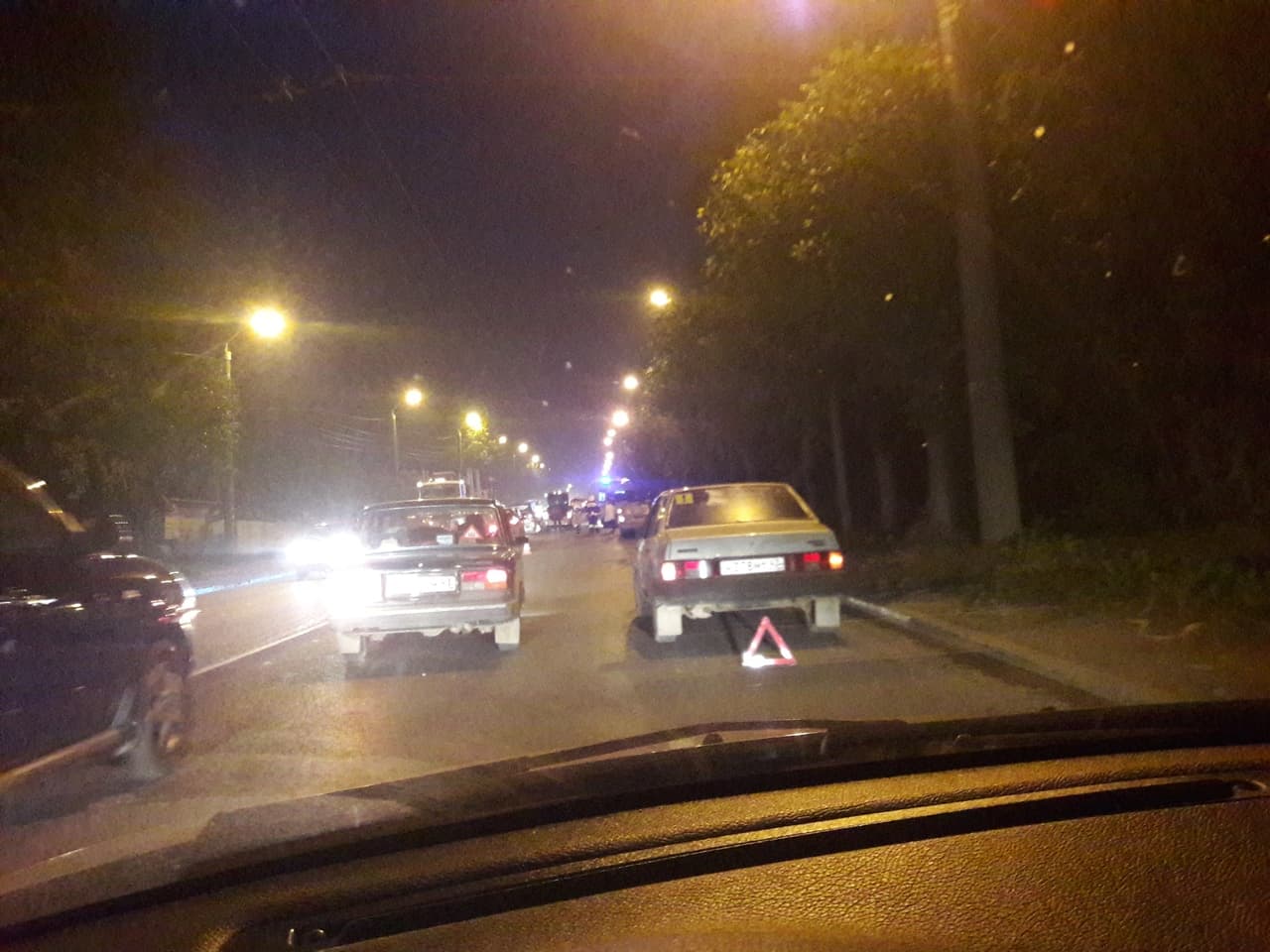 Тройное ДТП на Луганской. На дороге откачивают человека