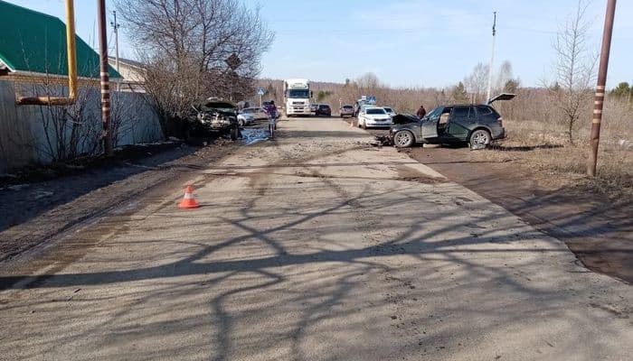 В Вятскополянском районе столкнулись BMW и Renault: два человека пострадали