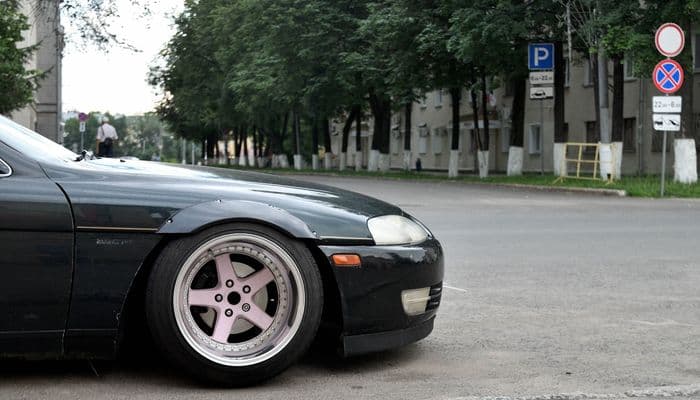 Теперь законно: по России начали ездить автомобили с квадратными номерами