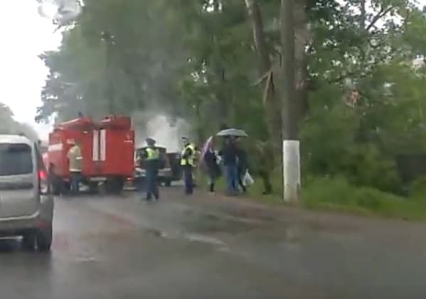 За старым мостом загорелся автомобиль такси