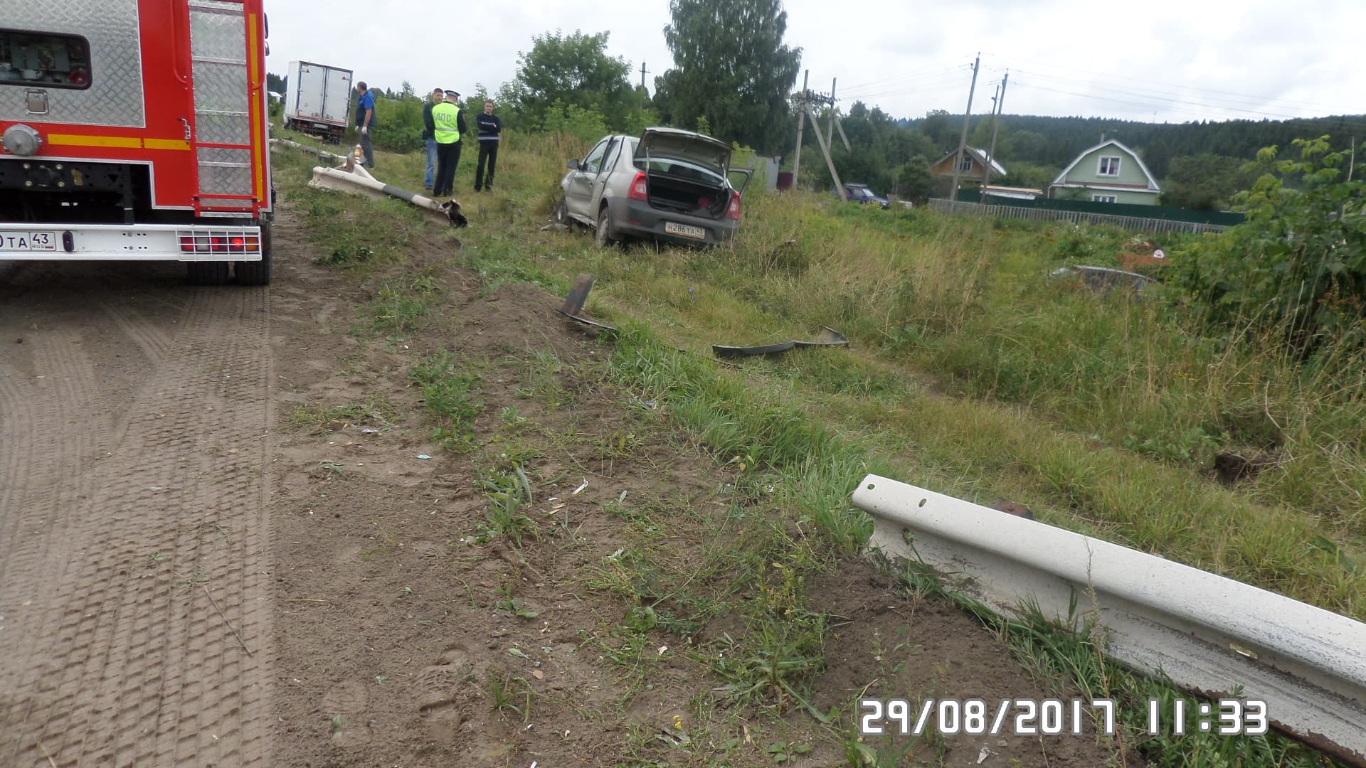 2 машины после столкновения на подъезде к новому мосту съехали в кювет