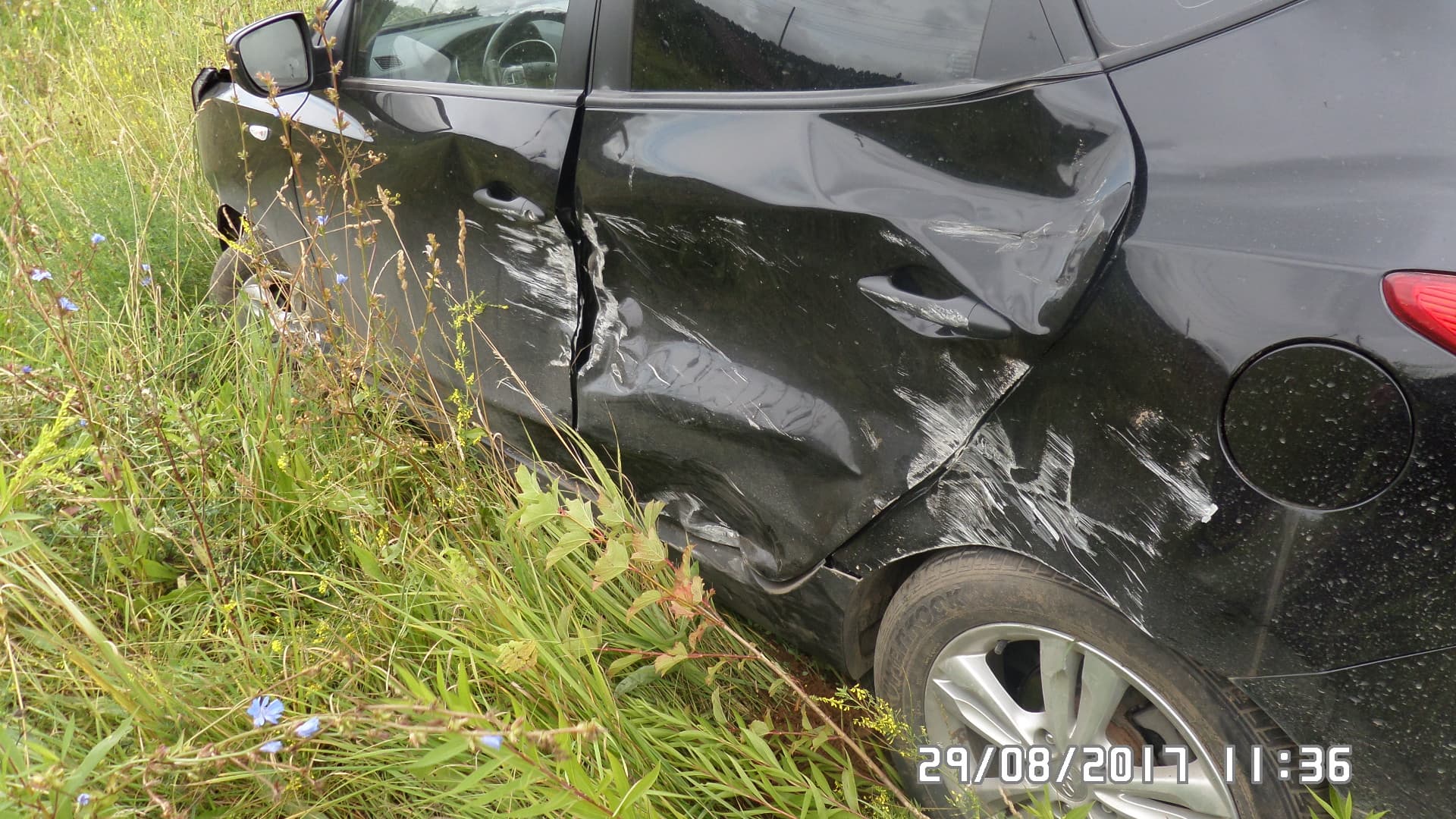 2 машины после столкновения на подъезде к новому мосту съехали в кювет