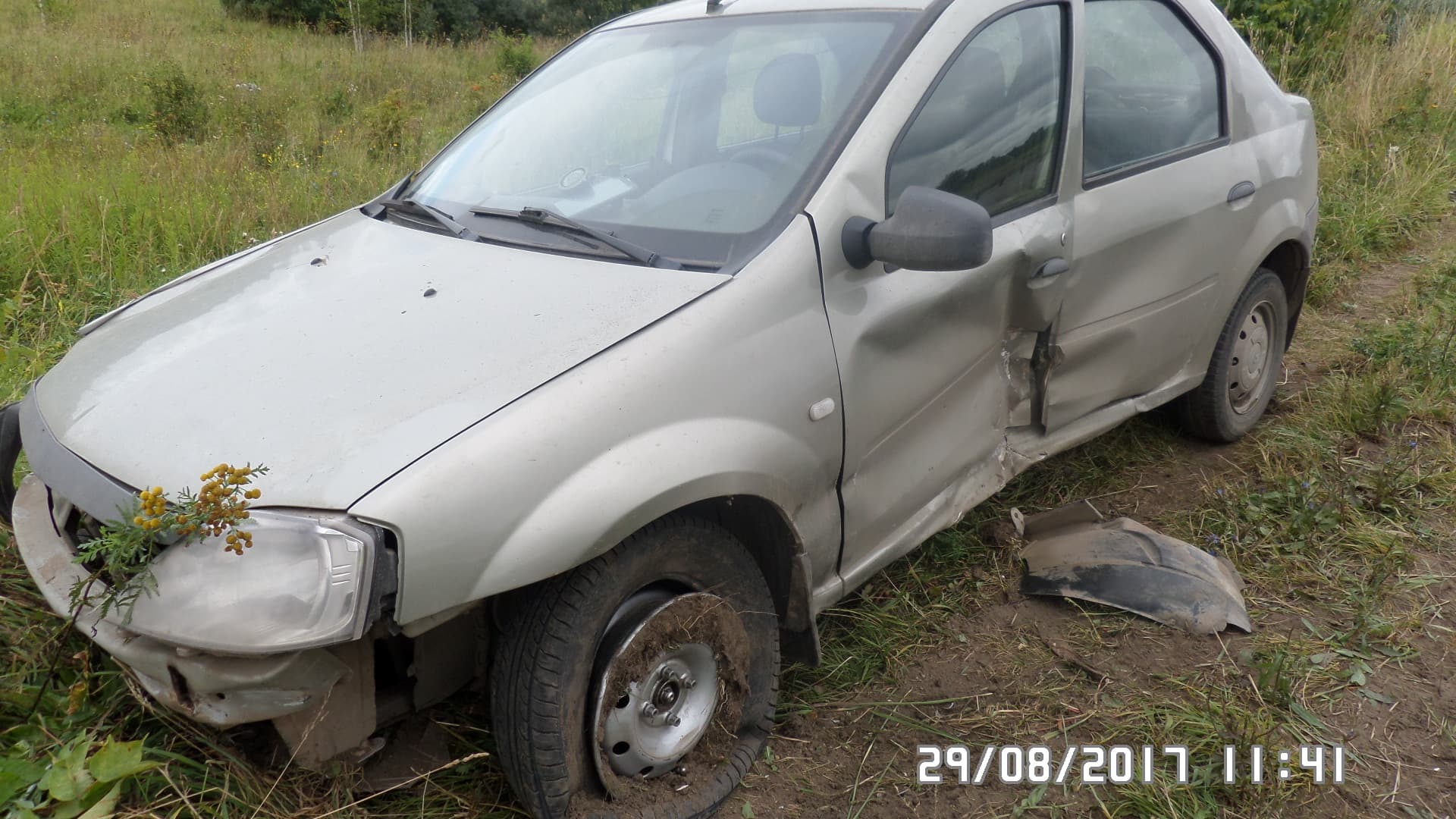2 машины после столкновения на подъезде к новому мосту съехали в кювет