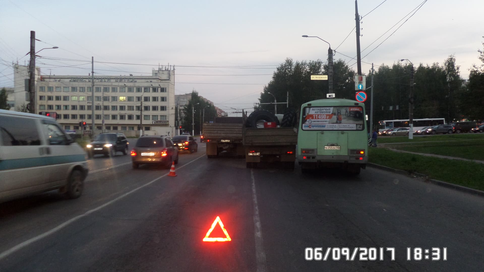 На Ломоносова грузовик врезался в «Камаз» и автобус