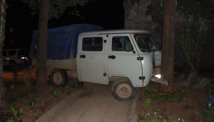 От «рук» пьяного бесправника в Слободском пострадали два «УАЗика» и дерево