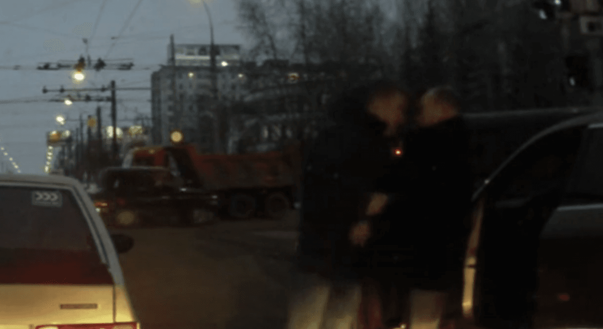 На Воровского подрались водитель УАЗа и Porsche Macan. Видео