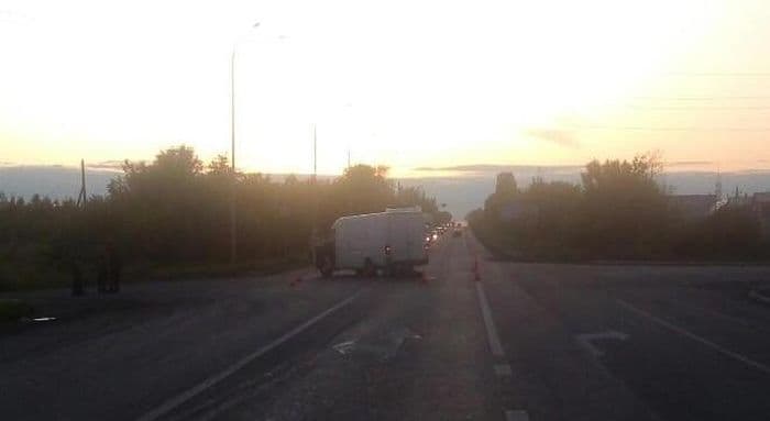 Мотоциклисту-бесправнику потребовалась госпитализация после «встречи» с микроавтобусом  