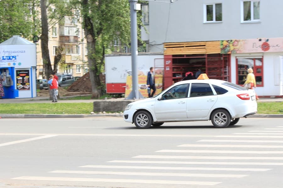 В одном из регионов России запретили нанимать мигрантов в сферу такси и общепита