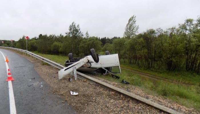 Водитель на «Приоре» не справился с управлением, перевернулся и погиб