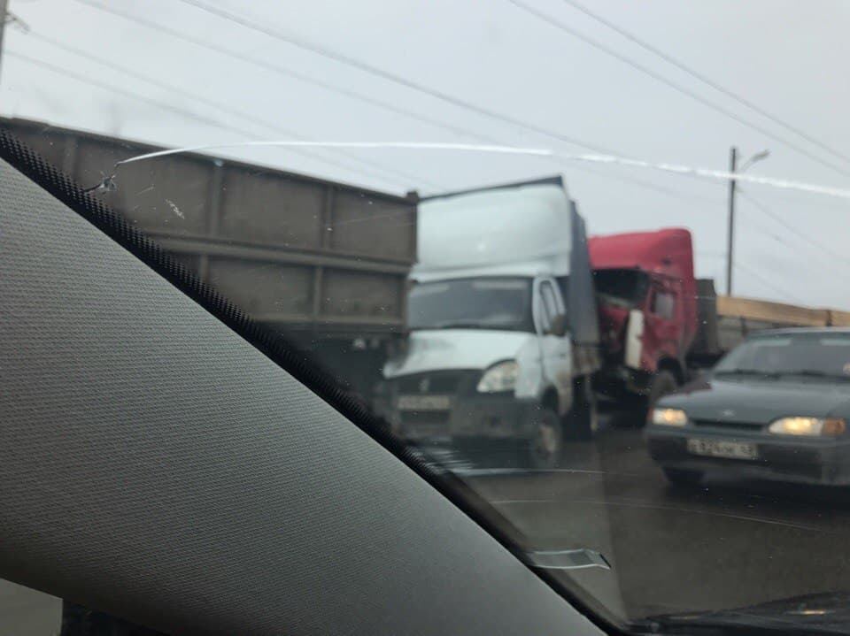 Крупная авария: на Луганской столкнулись четыре большегруза