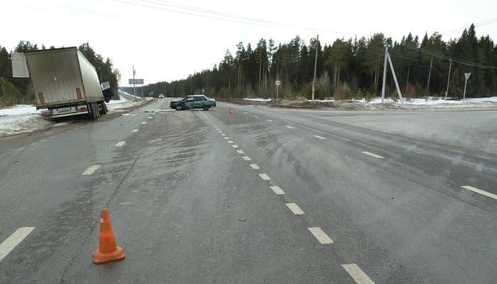 Студент на «Ладе» не поделил дорогу с грузовым автомобилем Volvo