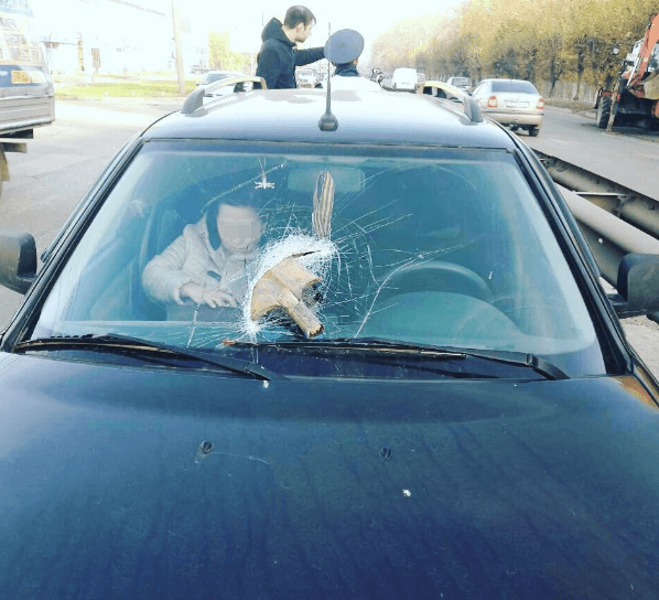 В лобовое стекло «Приоры» на Производственной внезапно влетела лопата