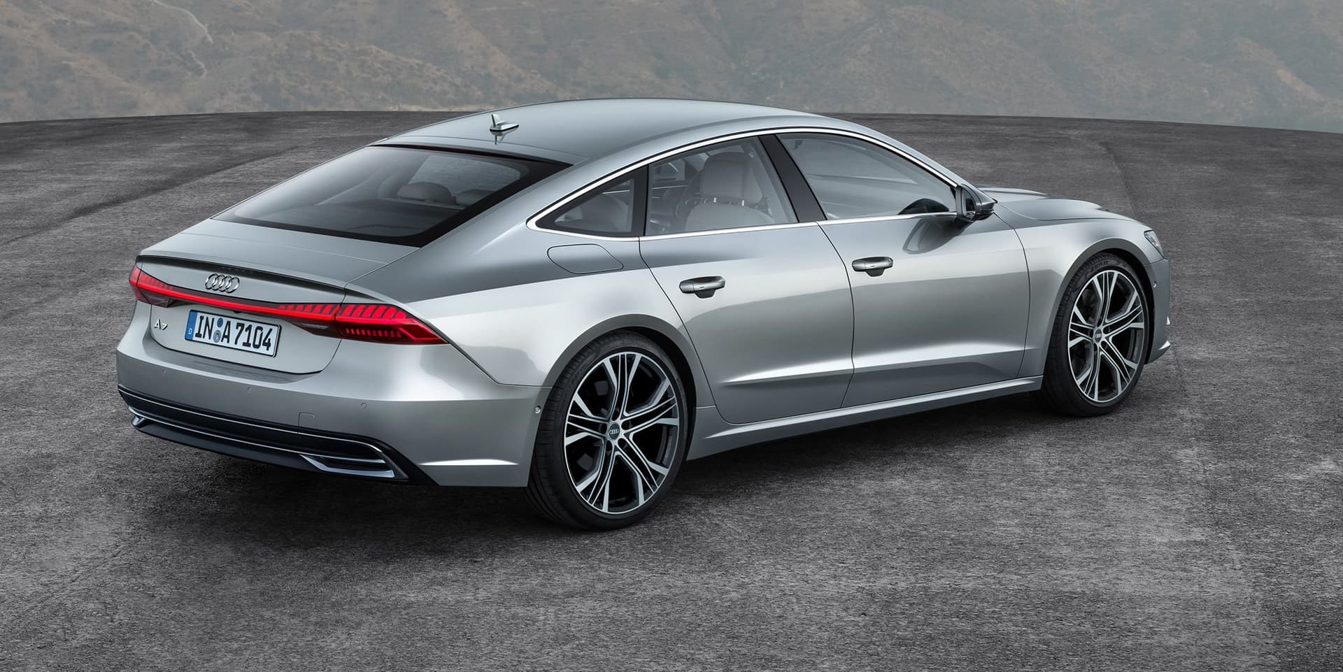 Кировские автомобилисты запечатлели Audi Q8 и A8 на Дзержинского