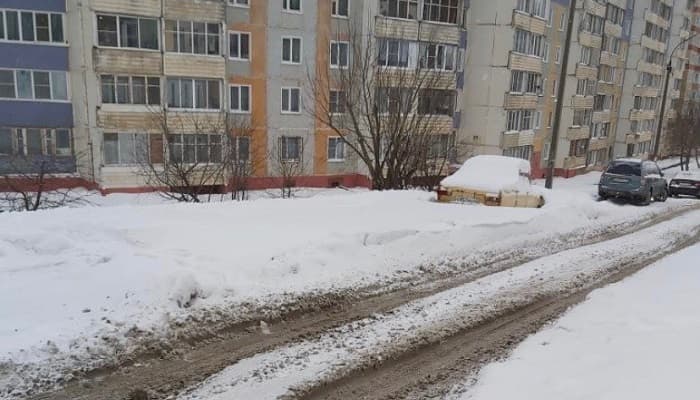 «Ждут, пока с моста полетят»: кировчане жалуются на уборку улиц от снега