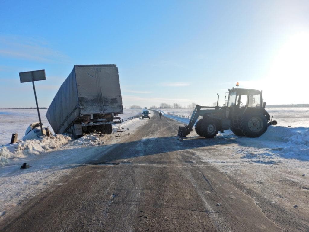 Фуру вынесло в кювет на трассе после столкновения с трактором