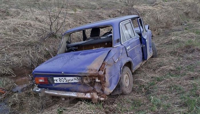 В Кировской области мужчина на «шестерке» улетел в кювет