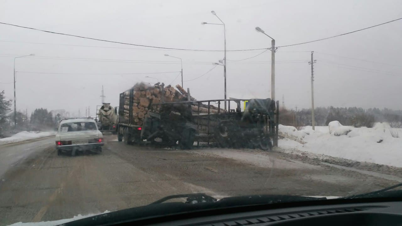 На повороте в Кирово-Чепецк опрокинулся большегруз с бревнами