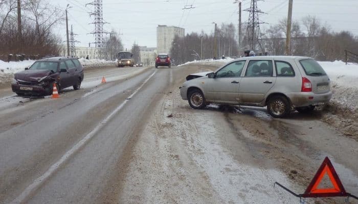 В результате ДТП на Октябрьском проспекте 3 человека получили травмы