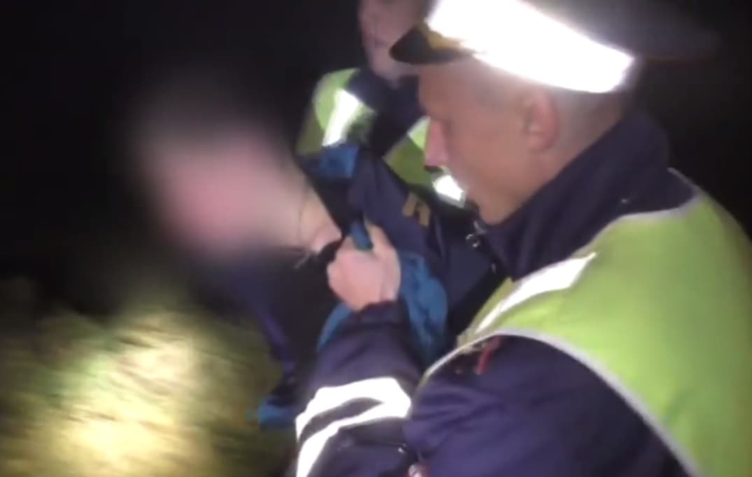 Появилось видео, где полиция стреляет в машину 16-летнего бесправника 