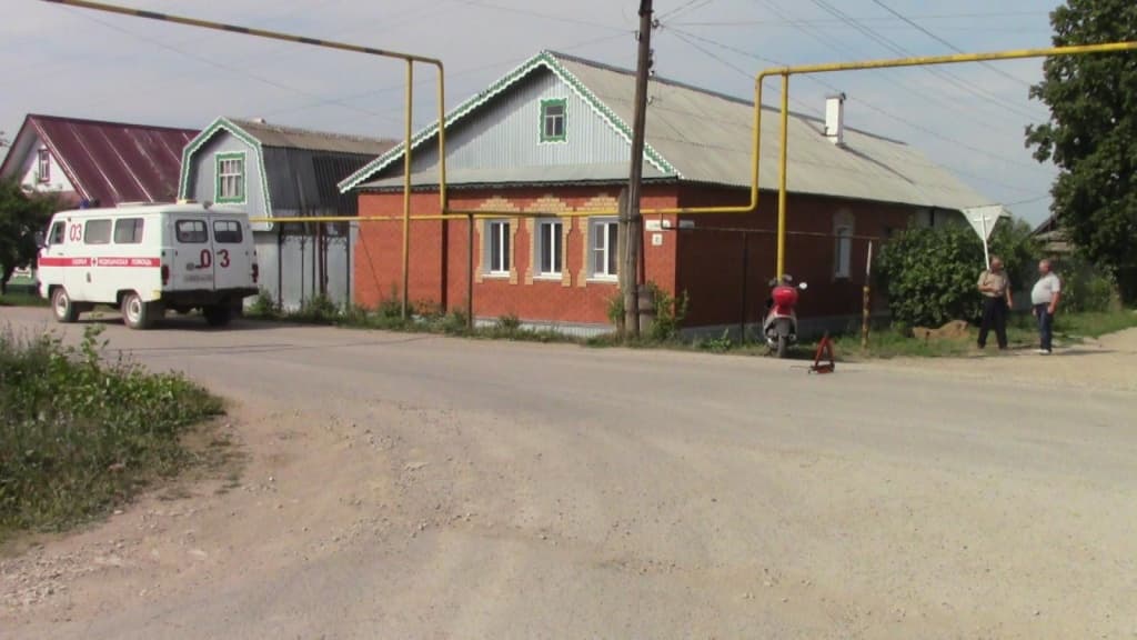 Скутерист «спасся» от столкновения с УАЗом в кювете