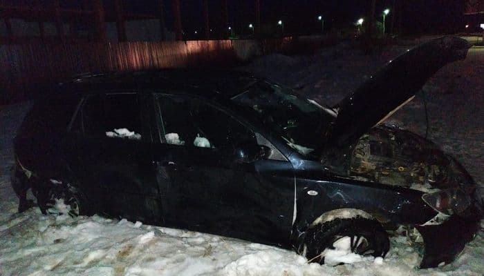 В Кирове пьяный водитель перевернул «Мазду»