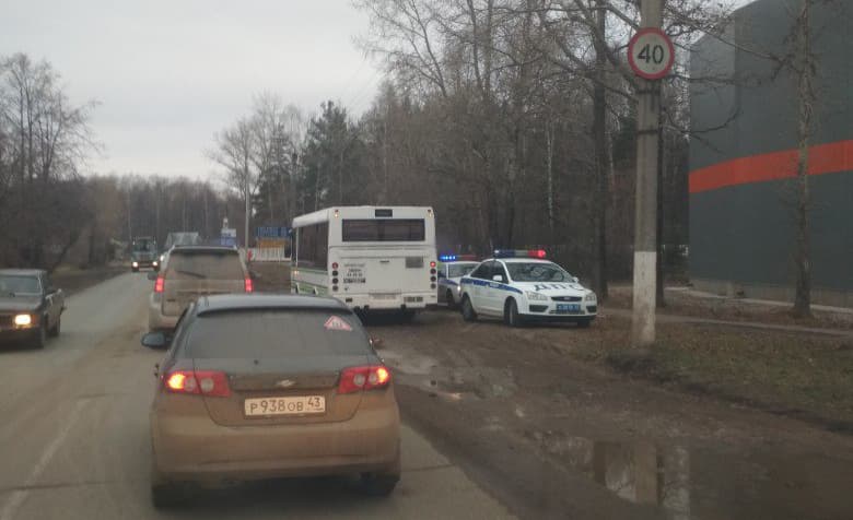 Водитель автобуса не заметил, как из салона выпал пассажир