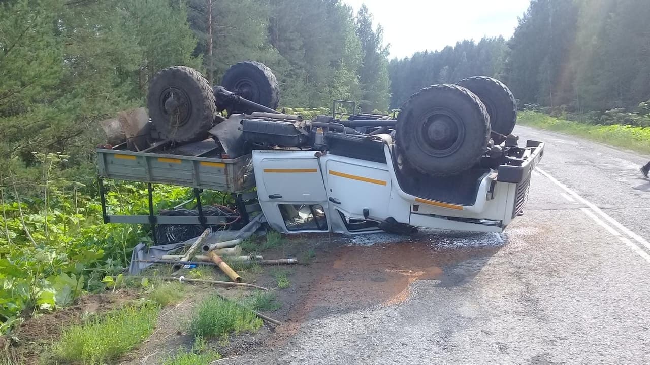 В Кировской области грузовик вылетел в кювет