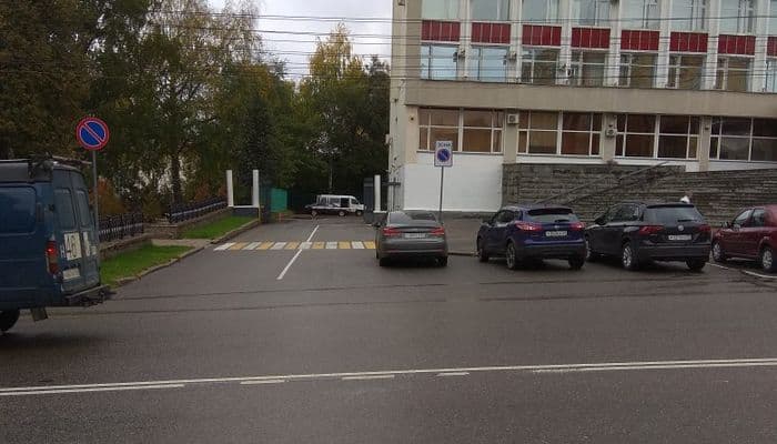 Неизвестные стерли «двойную сплошную» разметку возле здания администрации города