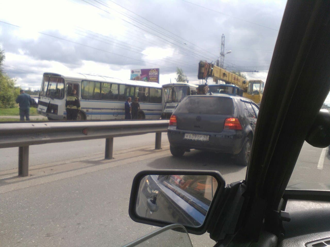 На Производственной ПАЗик сорвался с буксировки и врезался в другой ПАЗ