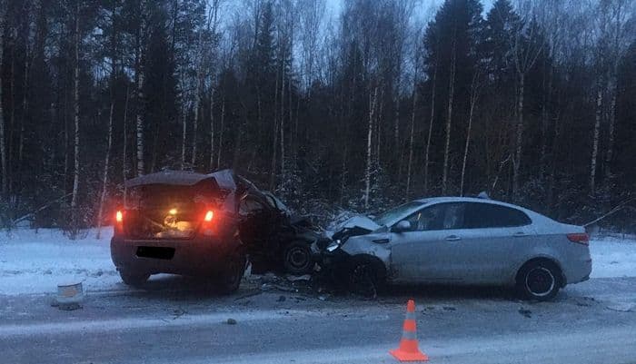 В Кирове столкнулись «Рено Логан» и «Киа Рио»: пострадали четыре человека