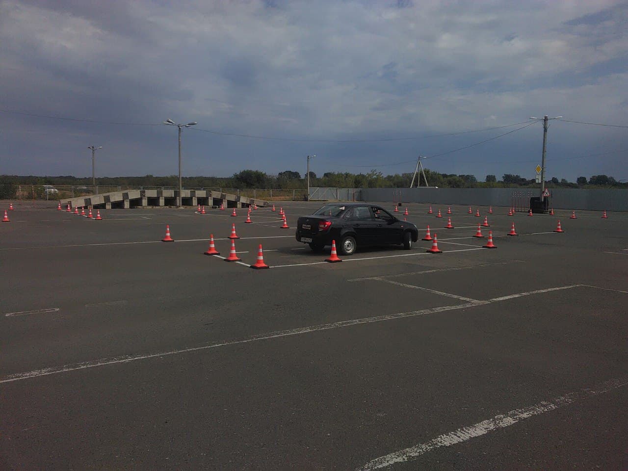 Учат не ездить, а билеты решать. Как выпускники автошкол сдают экзамены?