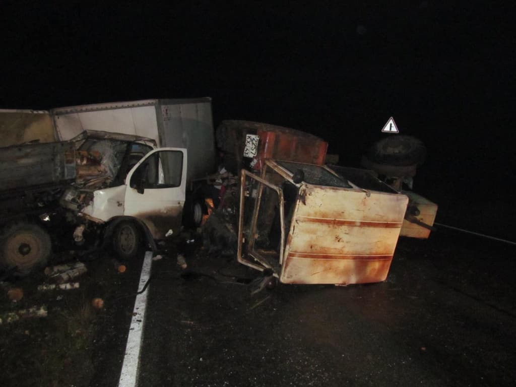 «Газель» врезалась в прицеп и перевернула бесправника на тракторе в Шабалинском районе