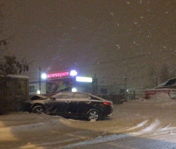 Тройные столкновения и заносы на поворотах: снегопад в Кирове привел к серьезным авариям
