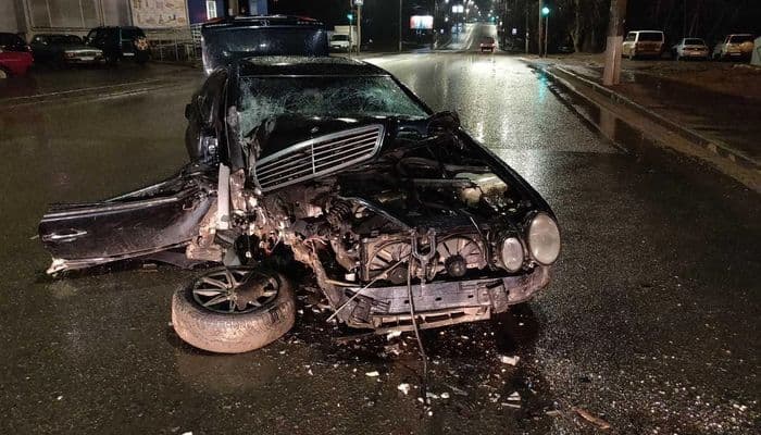 «Мерс в щепки»: в результате жесткого ДТП на Щорса три человека пострадали