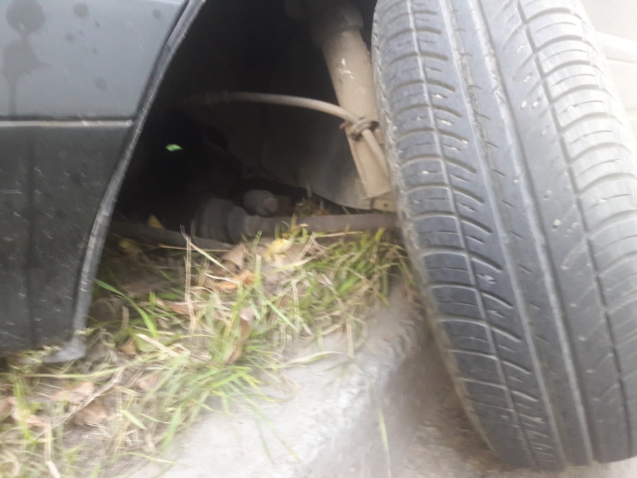 Автомобиль ВАЗ-2114 вылетел за бордюр, наехав на яму