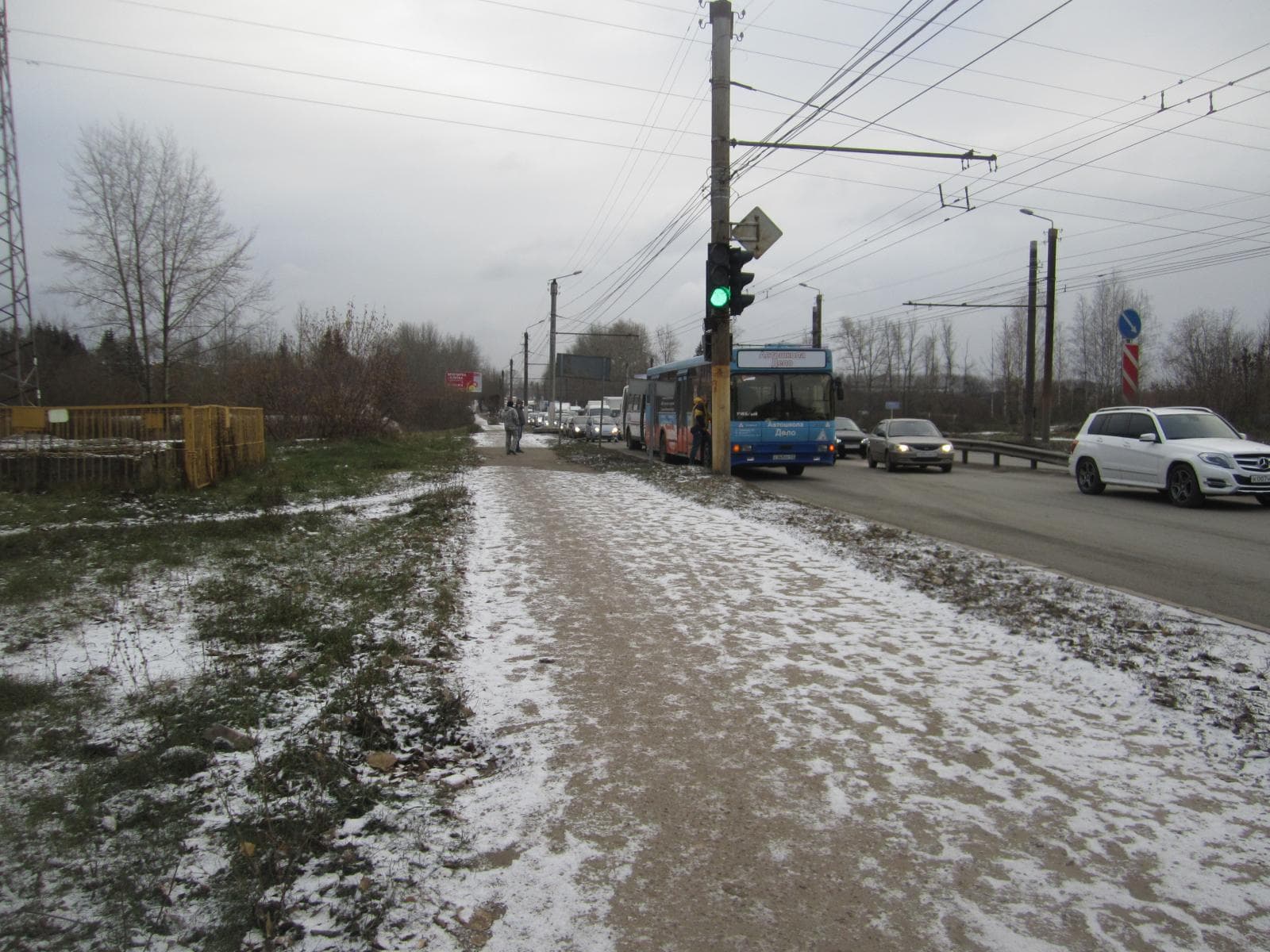 В Кирове водитель автобуса врезался в 2 машины