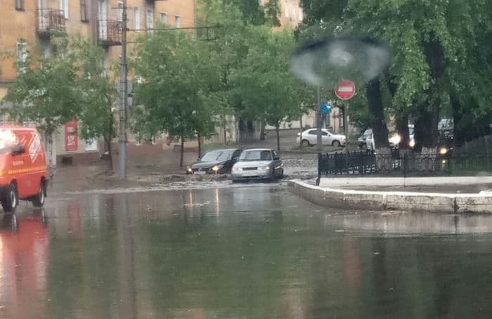 Как правильно ездить по глубоким лужам на автомобиле?