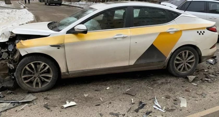 В Кирове столкнулись Suzuki и такси JAC: есть пострадавший