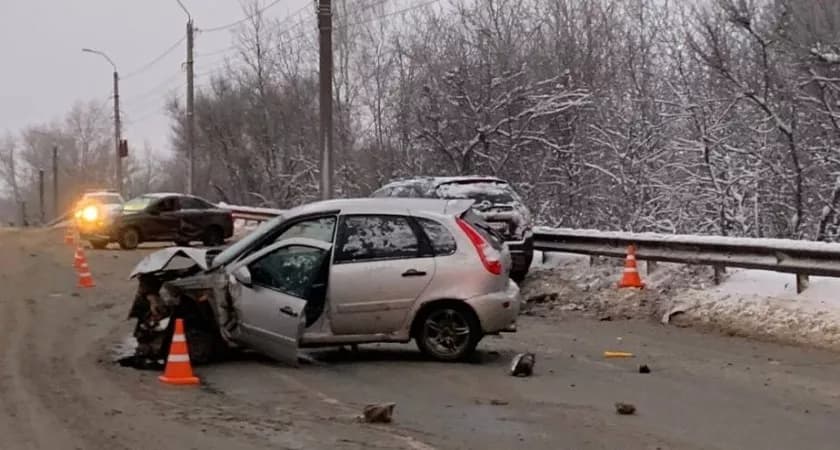 В Кирове на Луганской столкнулись три автомобиля: движение парализовано