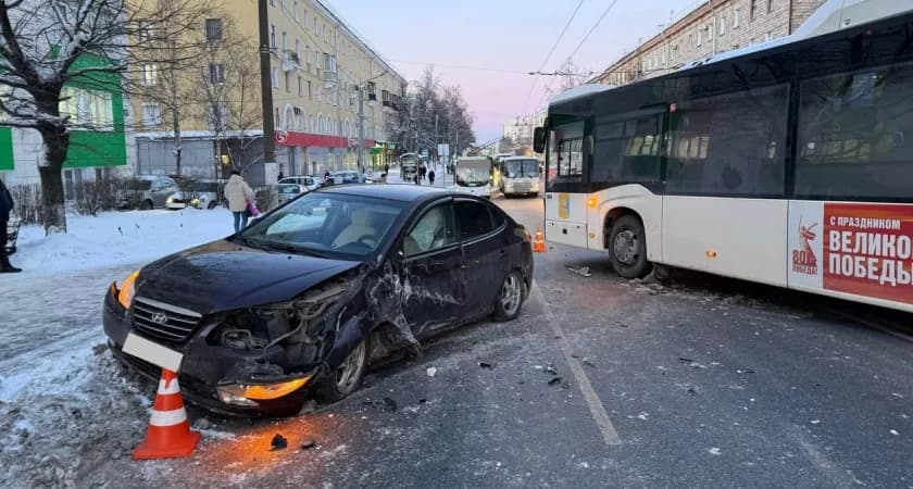 В Кирове на Владимирской произошло массовое ДТП с участием автобуса: есть пострадавшие
