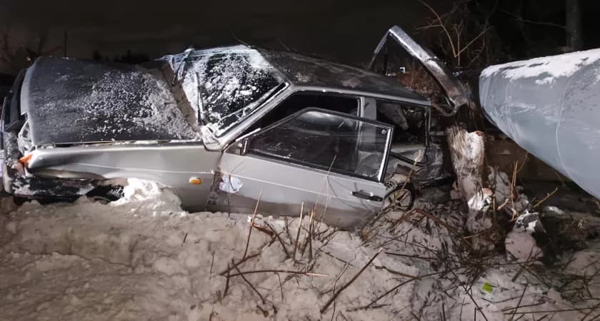 Под Кировом "восьмерка" съехала с дороги и перевернулась: пострадали две девушки