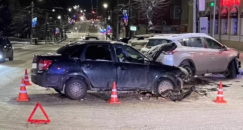 В центре Кирова в жесткой аварии пострадала 22-летняя девушка