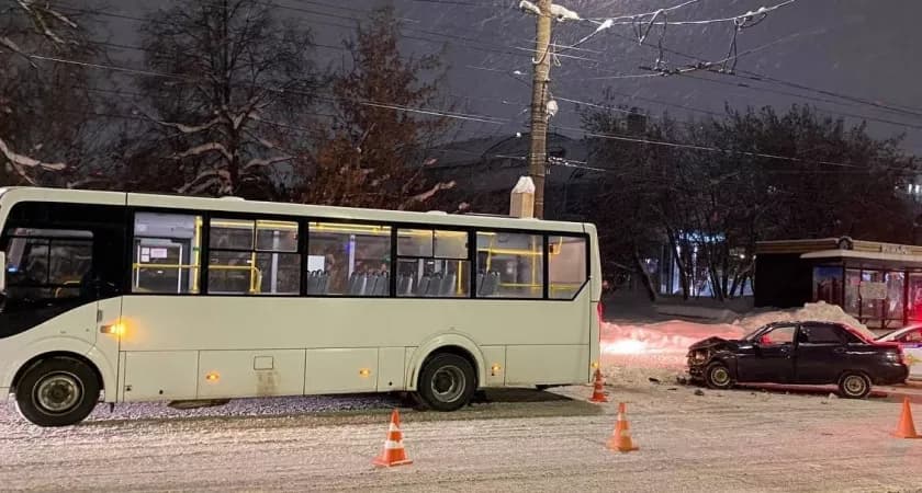 В Кирове пьяный водитель "десятки" протаранил автобус с пассажирами