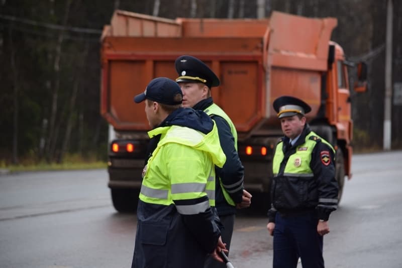 Что делать, если автоинспектор забрал документы и не возвращает их вам – ответ автоюриста