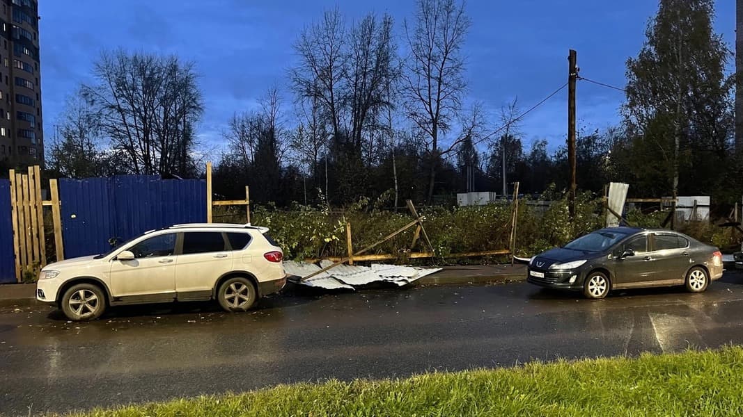 Два автомобиля в Кирове пострадали из-за упавшего на них металического забора