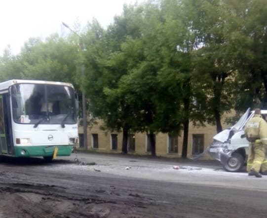 В Коминтерне лоб в лоб столкнулись автобус и Transporter