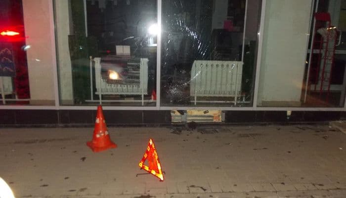 Неизвестный на неустановленной машине сбил пешехода и «уценил» здание